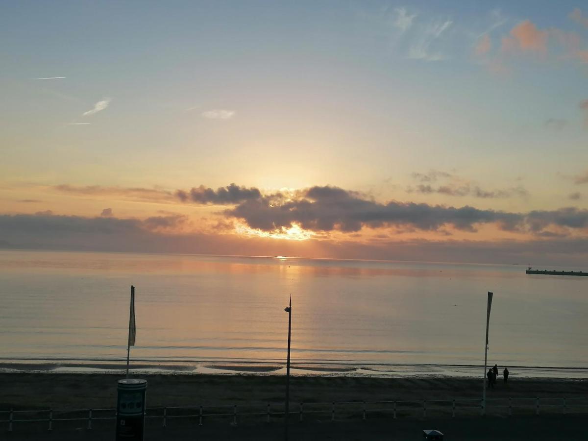 Sunrise View - Beachfront Apartment, ウェーマス エクステリア 写真