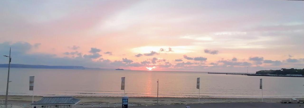 Sunrise View - Beachfront Apartment, ウェーマス エクステリア 写真